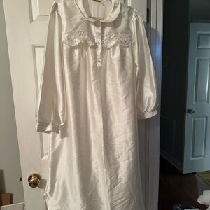 Barbizon White Women's Nightgown. Like new.